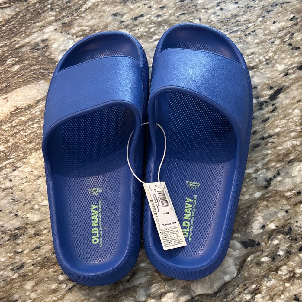 NWT Boys Old Navy slides size 5/6